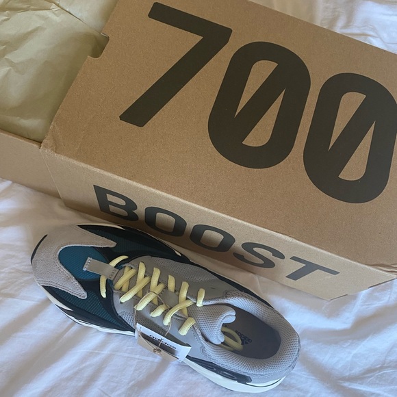 YEEZY 700 BOOST - Picture 8 of 8